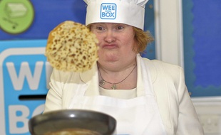 La chanteuse britannique Susan Boyle maîtrise l'art du retournage de crêpe.